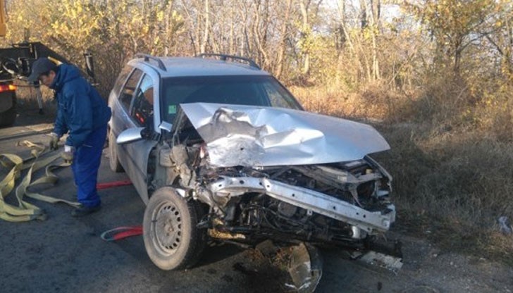 Катастрофиралият "Опел" е много намачкан, според шофьора, друга кола му сякла пътя и той я блъснал отзад