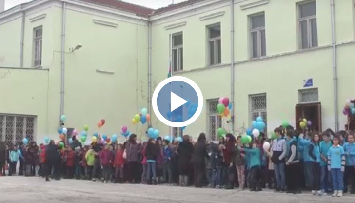 Над 600 деца от всички класове се събраха в двора, за да пуснат във въздуха стотици разноцветни балони