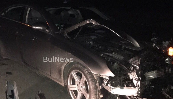 Миниван „Крайслер“ се е натресъл в „Мерцедес CLS“ във Враца
