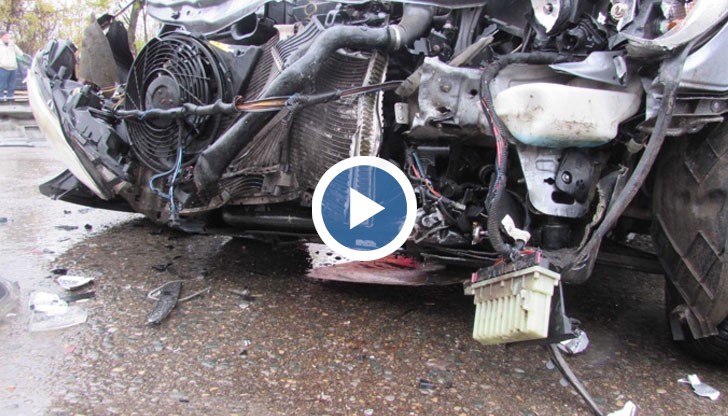 Шофьорът на „Опел“-а се ядосва, че тъкмо е платил „Гражданска отговорност“ и минал технически преглед, а колата му е потрошена