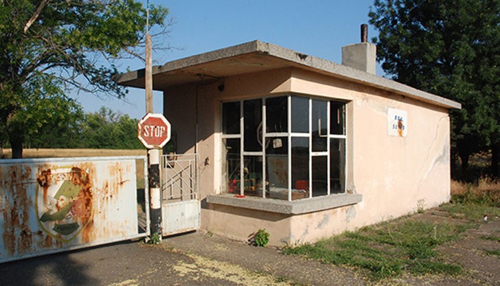 Базата е имала летище с 2 писти, а днес тъне в разруха