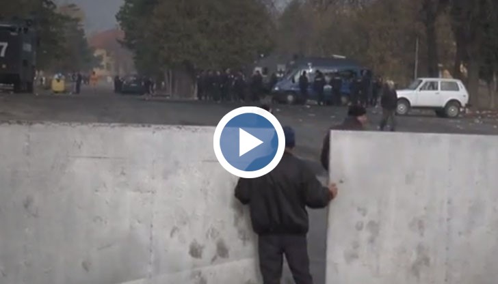 Лекарите са уверени, че зарази сред мигрантите няма, но въпреки това те остават затворени в лагера