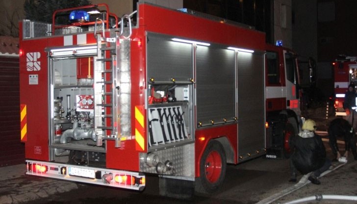 Четири противопожарни автомобла и 19 огнеборци се включиха в гасенето Четири противопожарни автомобла и 19 огнеборци се включиха в гасенето