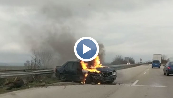 Лек автомобил „Мерцедес“ изгоря като факла