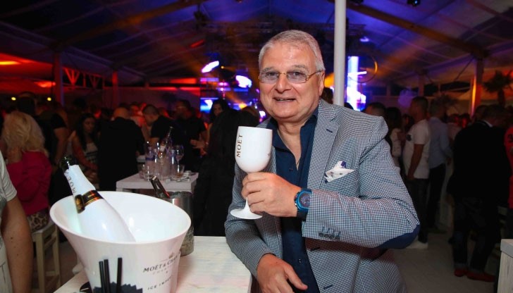 Красавицата, която участва в сериала с истинското си име, се захласва по по-зрели мъже и в живота