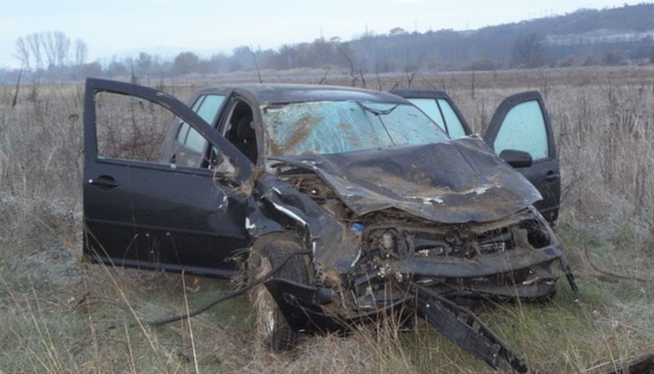 19-годишен младеж се отклонява рязко от пътя, удря се в мантинелата и отскача от нея