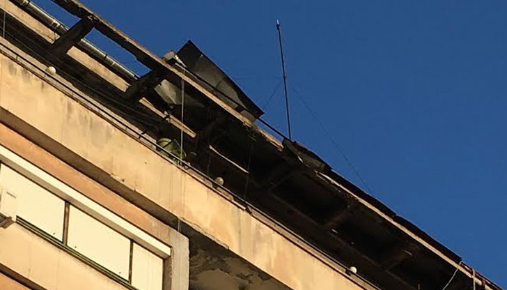 Ламарината се клати и в момента при слаб вятър