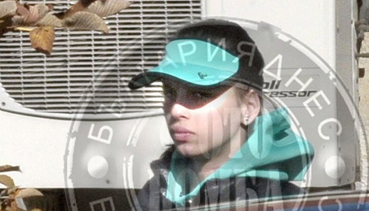 Стоянова е видимо свежа, леко напълняла, но все още с метална шина на единия крак