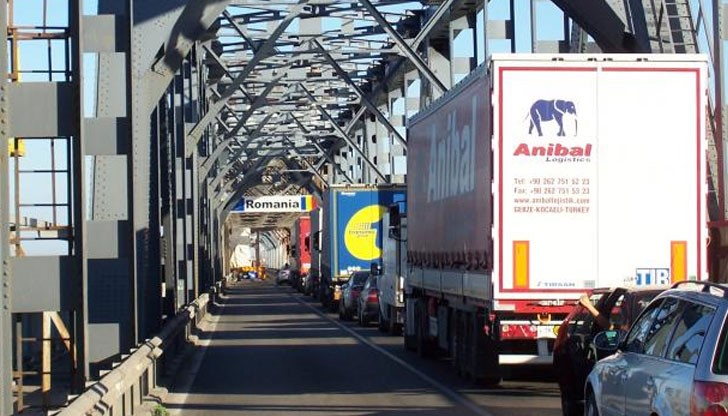 Според свидетели на моста, текат проверки на кабинките, в които са служителите на граничния пункт Според свидетели на моста, текат проверки на кабинките, в които са служителите на граничния пункт