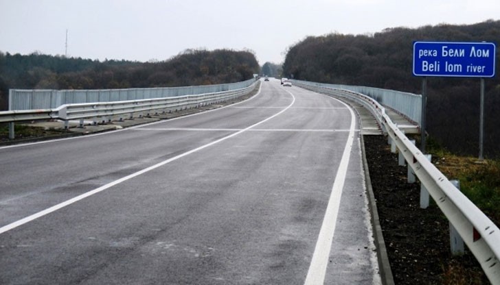 Движението по съоръжението бе възстановено в средата на август, но изпълнителят продължи работа по долното строене - стълбове, устои, греди Движението по съоръжението бе възстановено в средата на август, но изпълнителят продължи работа по долното строене - стълбове, устои, греди