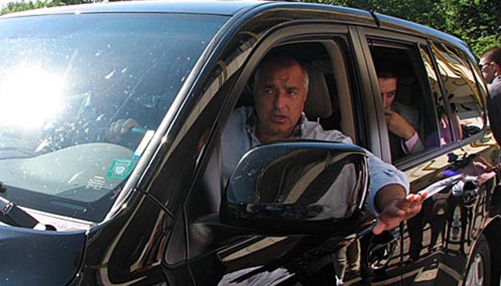 Борисов бе посрещнат от насъбралите се пред портала местни жители на Харманли с ръкопляскания