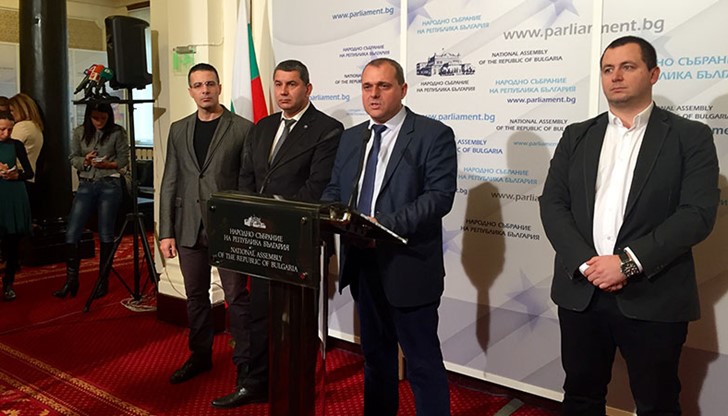 Предложението се подкрепя от представители на „Атака“ и от  тези на „Народен съюз“