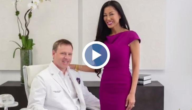 След безброй операции за корекции, мъжът й я представя като негово портфолио пред клиентите