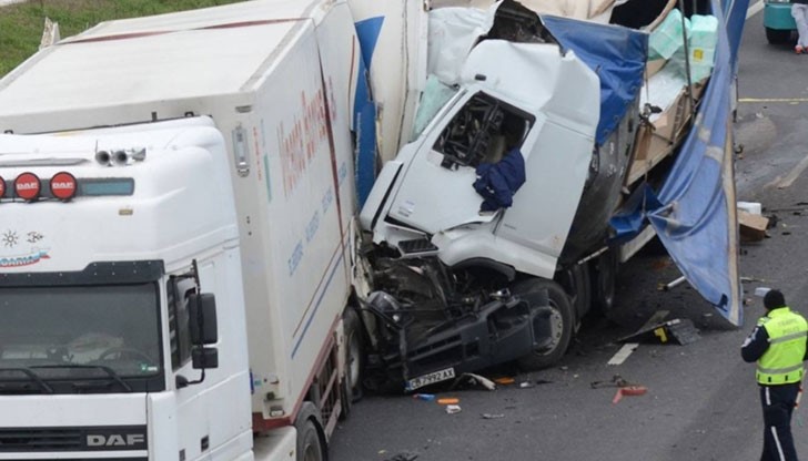 Първият ТИР се е завъртял на пътя и е предизвикал верижната катастрофа / Снимката е илюстративна