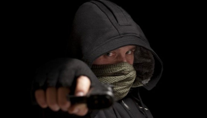 Мъжът влязъл във фоайето, въоръжен с газов пистолет и с качулка на главата, 15 минути преди банката да бъде отворена Мъжът влязъл във фоайето, въоръжен с газов пистолет и с качулка на главата, 15 минути преди банката да бъде отворена