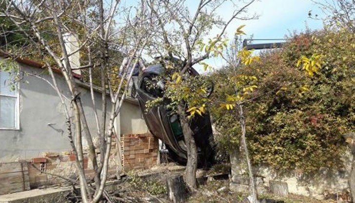 Колата е излязла от пътя и се е забила като пирон челно между къща и пътя