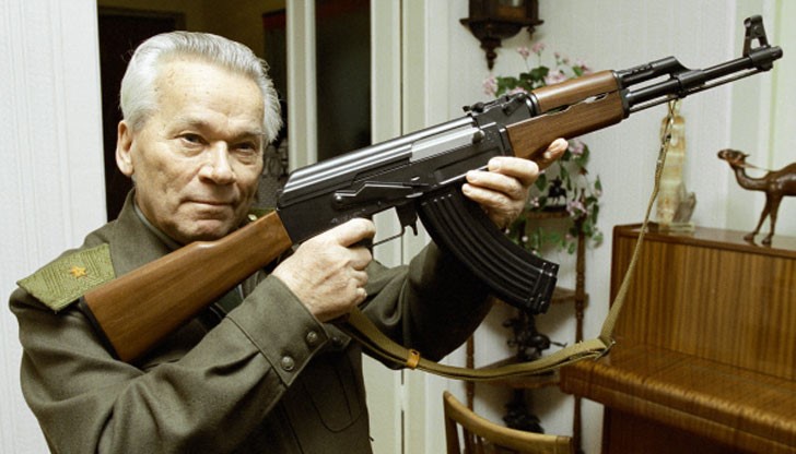 Автомат "Калашников" е един от най-масовите образци стрелково оръжие в света, символ на простота и надеждност Автомат "Калашников" е един от най-масовите образци стрелково оръжие в света, символ на простота и надеждност