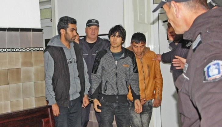 Заседанието срещу първите петима мигранти трябваше да тръгне още в 12 часа, но заради липса на преводач бе отложено за по-късно