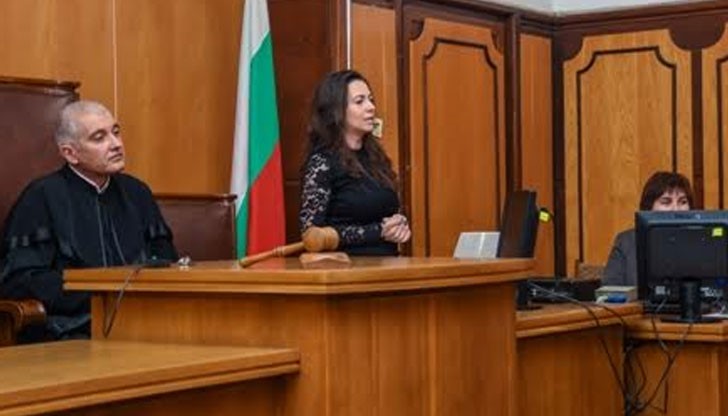 Те бяха посрещнати в една от съдебните зали, където районният съдия Милен Петров им разказа за структурата на съдилищата, работата на съдията, различните видове дела