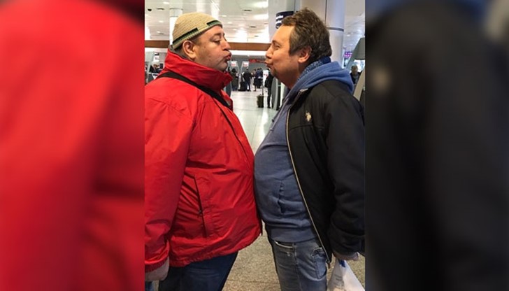 Любо Нейков и Ненчо Илчев се отегчават да чакат закъсняващия полет на летището в Монреал и правят импровизирана програма да разсеят пътниците