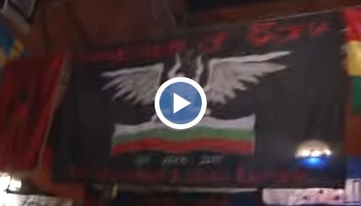 В студиото, където се записват новите парчета на бандата, има окачено българско знаме