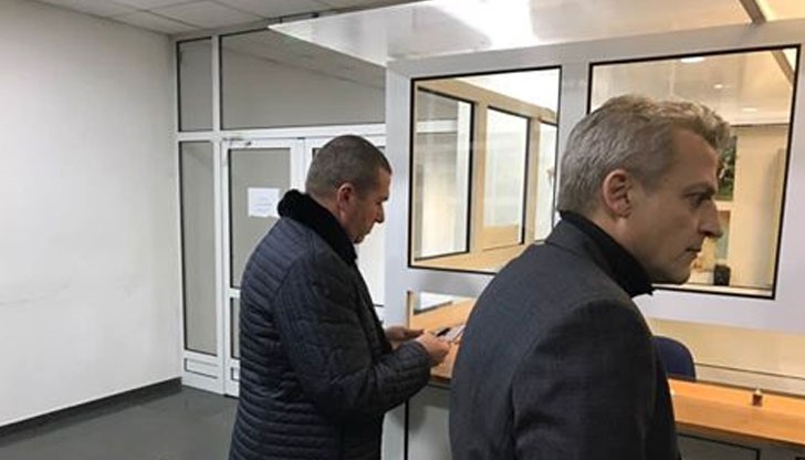 Преди минути той влезе в столичното следствие, придружен от адвокат Менко Менков, който защитаваше в миналото Цветан Цветанов