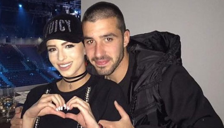 Грацията е на събитието заедно с приятеля си - вратарят Александър Любенов, който публикува снимката с любимата си от "Арена Армеец" Грацията е на събитието заедно с приятеля си - вратарят Александър Любенов, който публикува снимката с любимата си от "Арена Армеец"