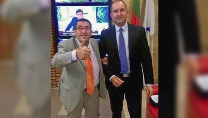 Двамата изглеждат усмихнати, новият президент очевидно приема ситуацията с чувство за хумор