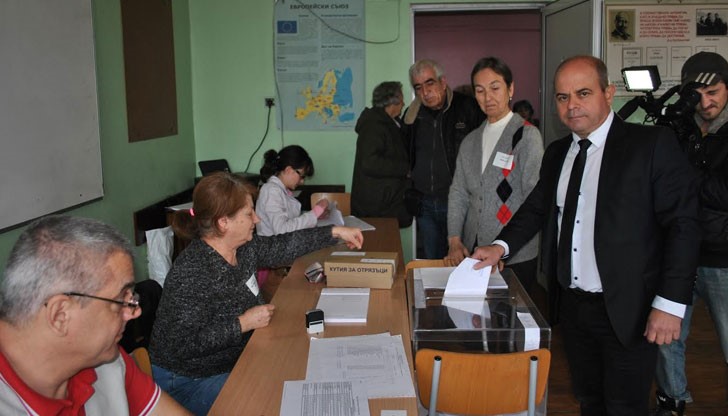Кметът на Русе Пламен Стоилов упражни своя вот точно в 10 часа днес