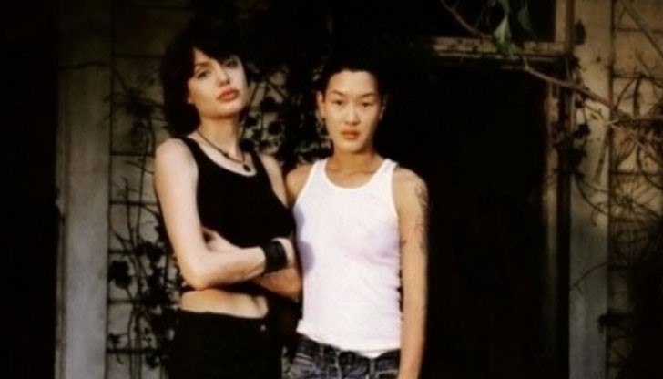 Според таблоид актрисата е възобновила комуникацията с някогашна своя любовница, след като е подала молбата за развод с Брад Пит