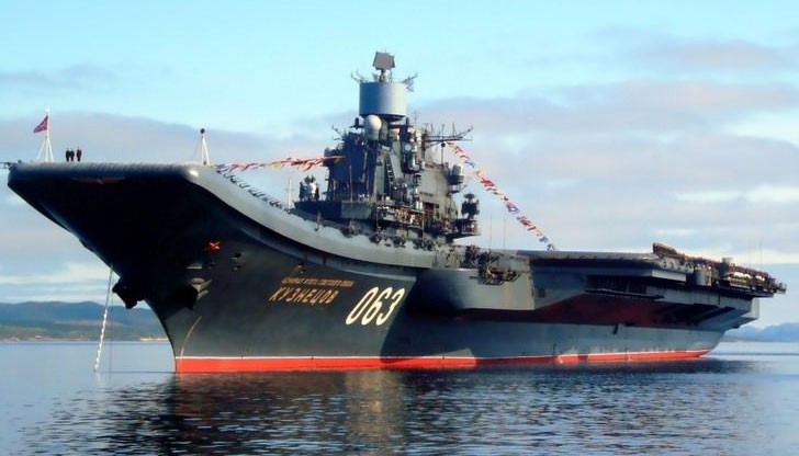 На борда му има изтребители Су-33, МиГ-29КР, МиГ-29-КУБР и хеликоптери Ка-52К На борда му има изтребители Су-33, МиГ-29КР, МиГ-29-КУБР и хеликоптери Ка-52К