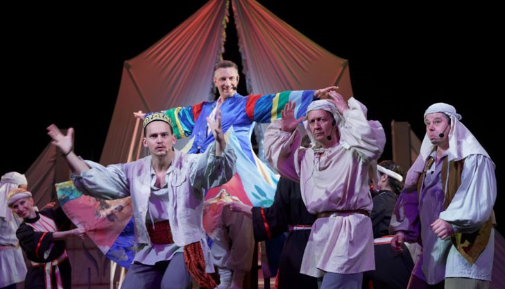 „Йосиф и фантастичната му пъстра дреха" е една от най-ранните творби на известния композитор Андрю Лойд Уебър