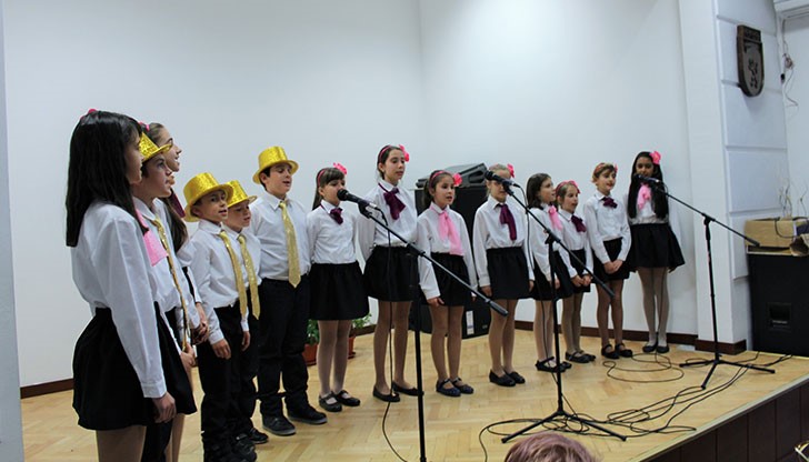 Празничният концерт се проведе в заседателната зала на ОбС - Тетевен и събра множество зрители