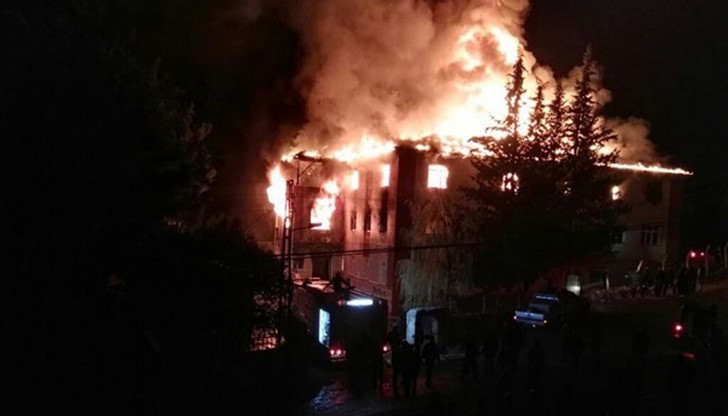 Пожар в спалното помещение на интернат за девойки причини смъртта на 13 души