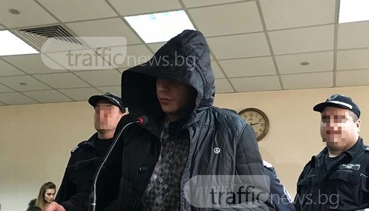 15-ина приятели дойдоха в Окръжния съд в Пловдив, за да подкрепят приятеля си Любомир Трайков, който преди три дни уби двама души на пътя