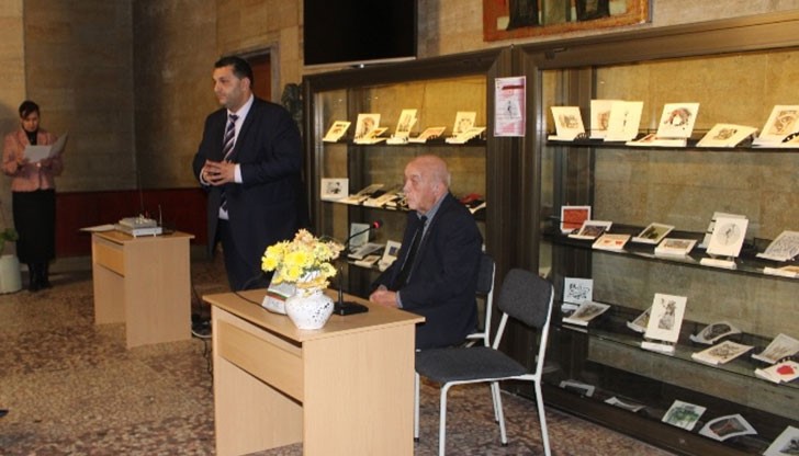 Авторът на книгата Кирил Дочев е бил дългогодишен председател на Окръжния народен съвет в Русе и по-късно пълномощник за Русенски окръг