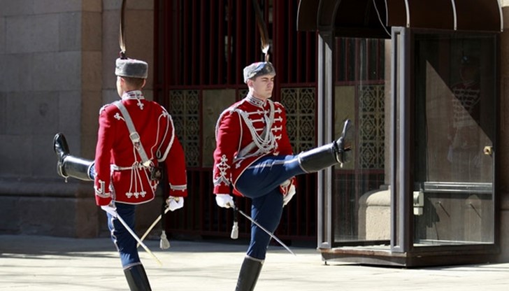 След приключване на кръга от консултации с парламентарно представените партии, президентът ще пристъпи към следващата конституционна процедура, а именно връчване на проучвателни мандати След приключване на кръга от консултации с парламентарно представените партии, президентът ще пристъпи към следващата конституционна процедура, а именно връчване на проучвателни мандати