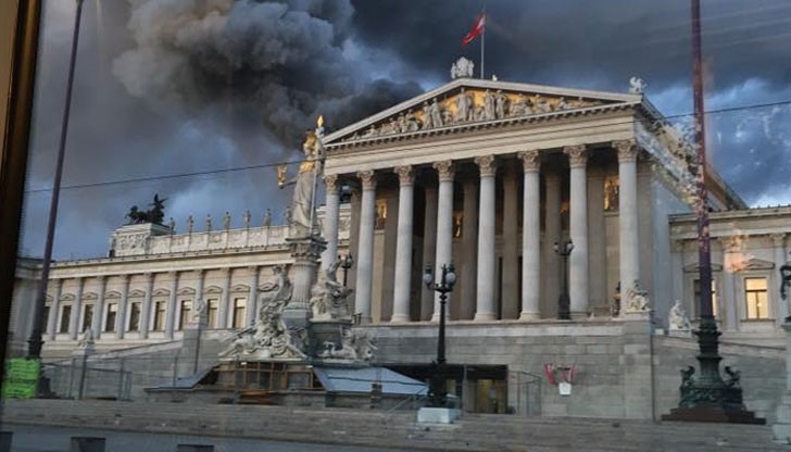 Огънят е тръгнал от покрива на историческата сграда Огънят е тръгнал от покрива на историческата сграда