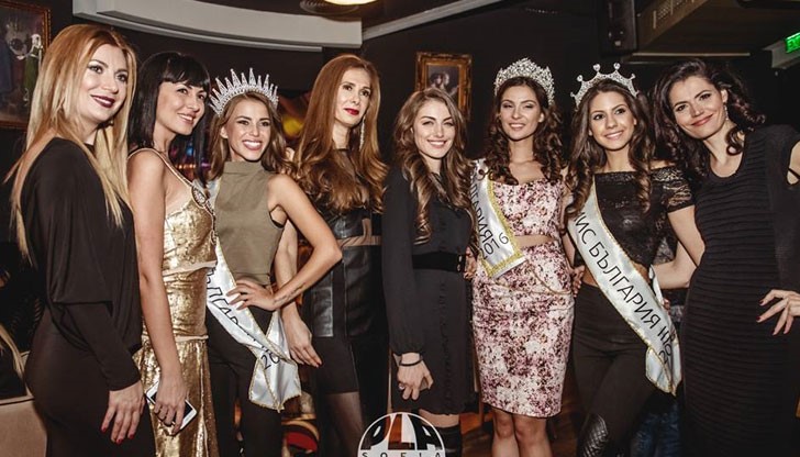 На афтър парти в столичния клуб "Планет", тя и подгласничките й, приемаха поздравления, раздаваха автографи, усмивки и множество селфита