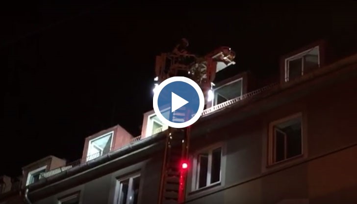 Майката заминала за България, а дъщеричките останали с баща си заради занятията в училище