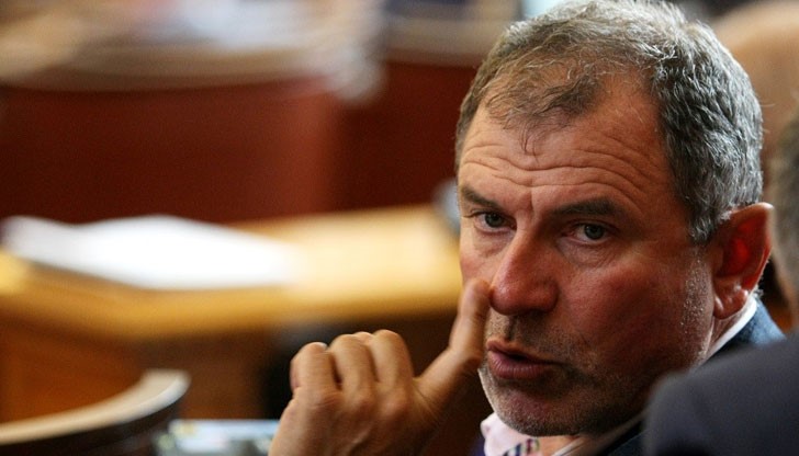 Нека да си ходи на село да гледа кокошките и овцете. И излъчването, и интонацията му е такава, категорични са народни представители от ГЕРБ