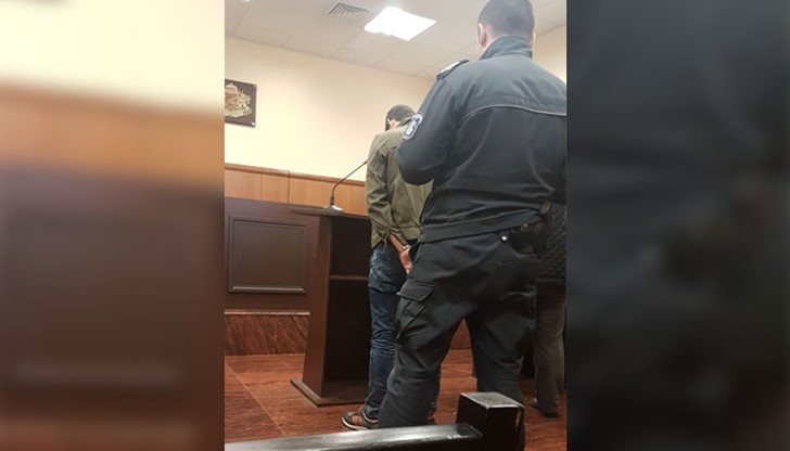 Бахир Янурал се оправдава пред съда, че някой му взел от ръцете българското знаме