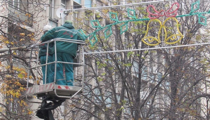 Започна поставянето на традиционната коледна украса
