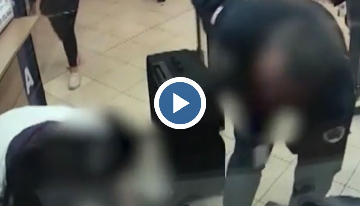 На видеото се вижда как мъжът посяга към джоба си и прибира нещо