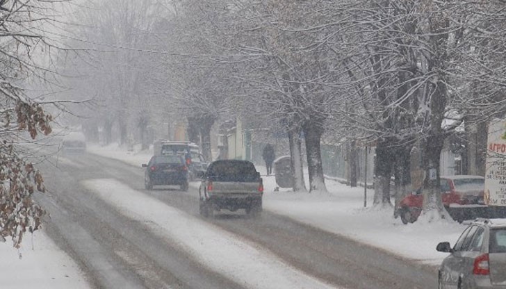 Пътните настилки в цялата страна са предимно мокри, заснежени по усойните места заледени, почистени и обработени Пътните настилки в цялата страна са предимно мокри, заснежени по усойните места заледени, почистени и обработени