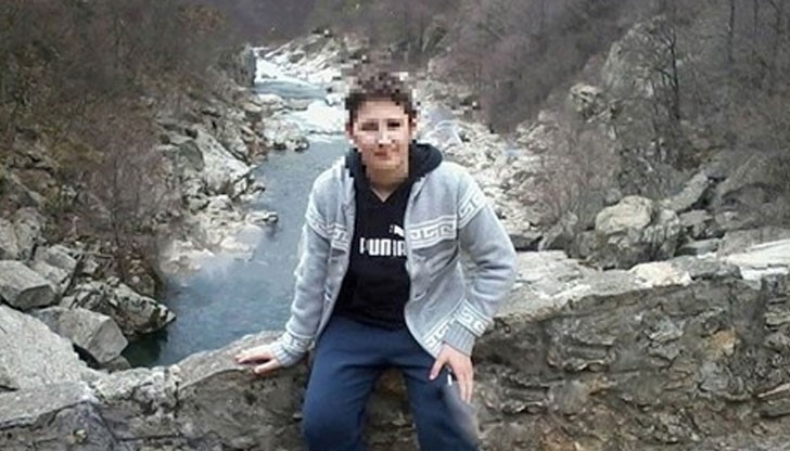 Александър Караджов, 15-годишният син на полицая Венцислав Караджов, обвинен за убийството на родителите си, ходи редовно на психолог