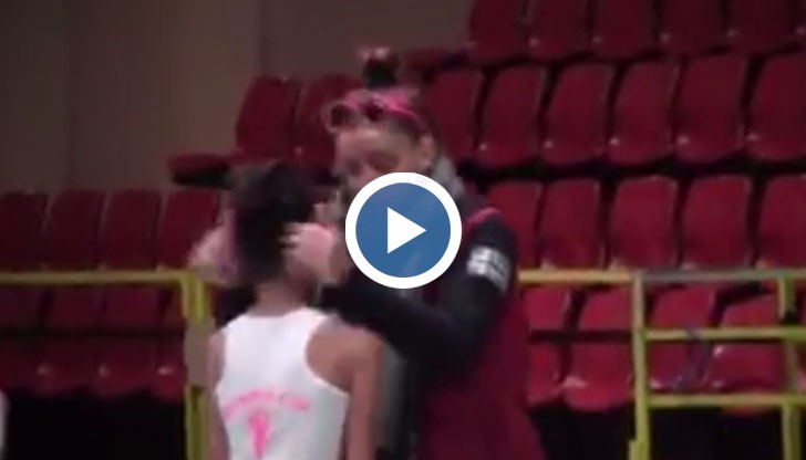 Треньорката бе заснета със скрита камера как се отнася с децата докато ги обучава