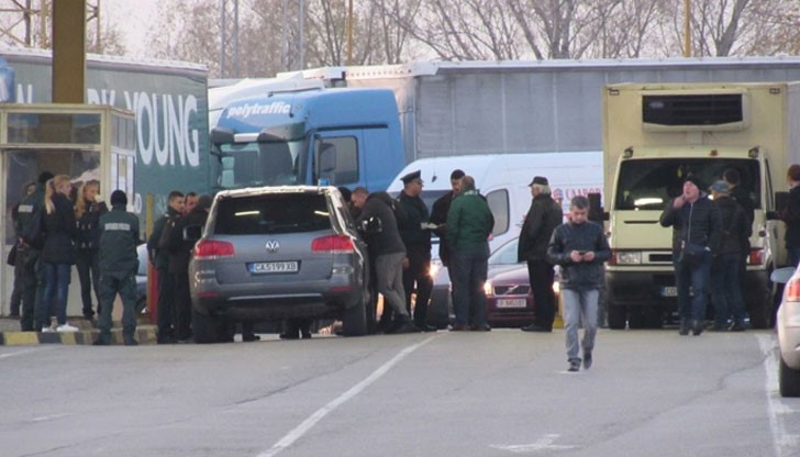 Специализираната прокуратура поиска постоянен адрес за седмината служители, изловени в спецакция Специализираната прокуратура поиска постоянен адрес за седмината служители, изловени в спецакция