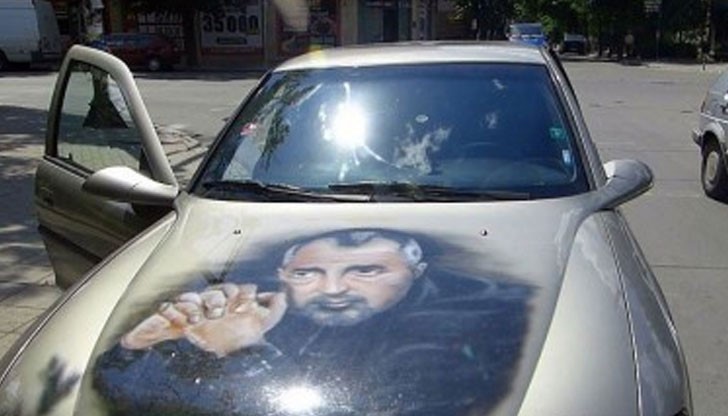 Колата по неизяснени засега причини се е сблъскала с тежкотоварен камион