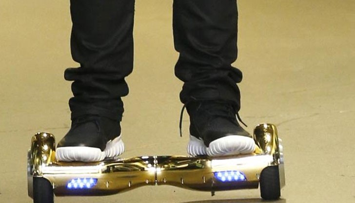 Момчето е живо, спасило го това, че паднало върху двама души, което омекотило удара Момчето е живо, спасило го това, че паднало върху двама души, което омекотило удара